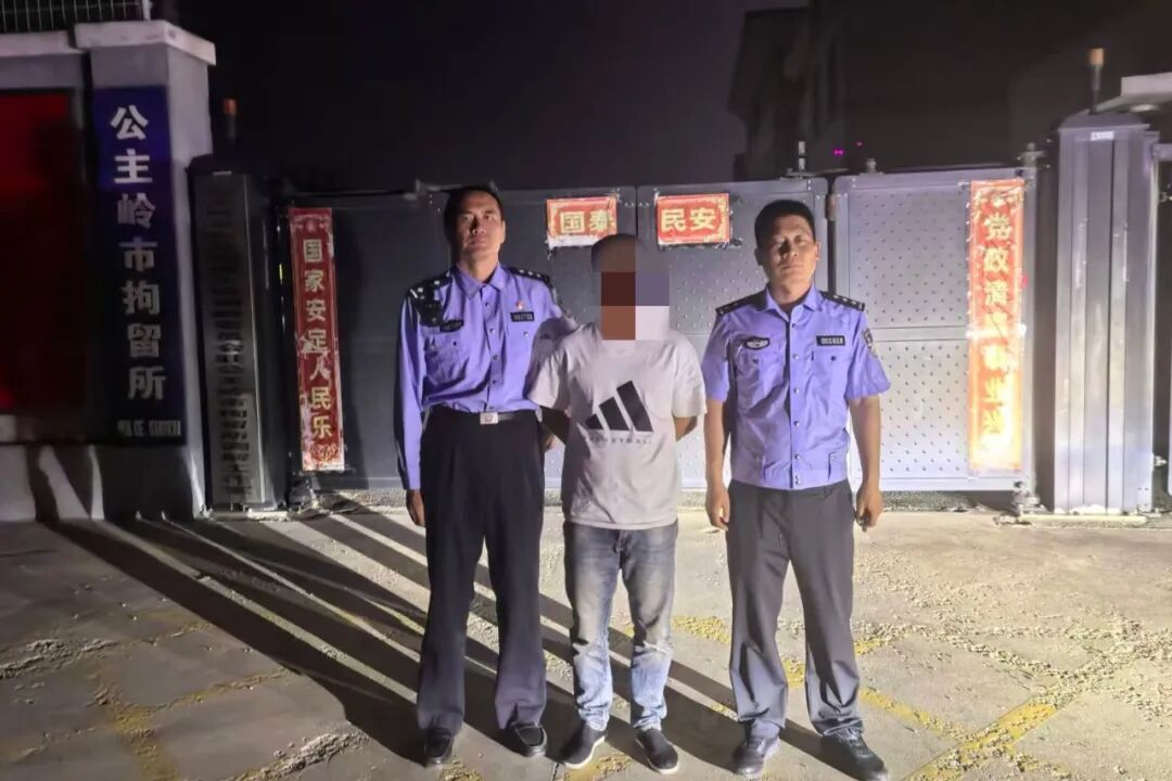 太嚣张！5辆超载货车组团强闯高速，涉案6人全被拘！