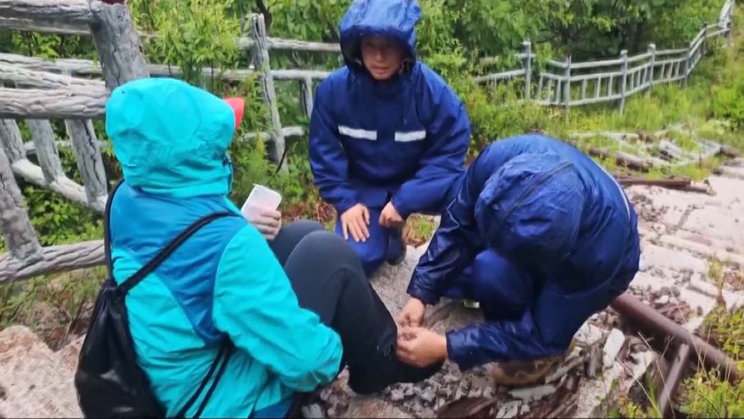 北京突发:雷电冰雹大风三预警 女子独闯险峰受伤 北京突发:雷电冰雹大风三预警 女子独闯险峰受伤