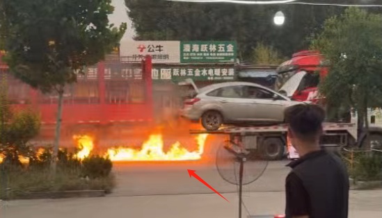 半挂拖车一路喷火疾驰,所过之处留下一地火苗!司机:不敢停车,附近有高压线 半挂拖车一路喷火疾驰,所过之处留下一地火苗!司机:不敢停车,附近有高压线