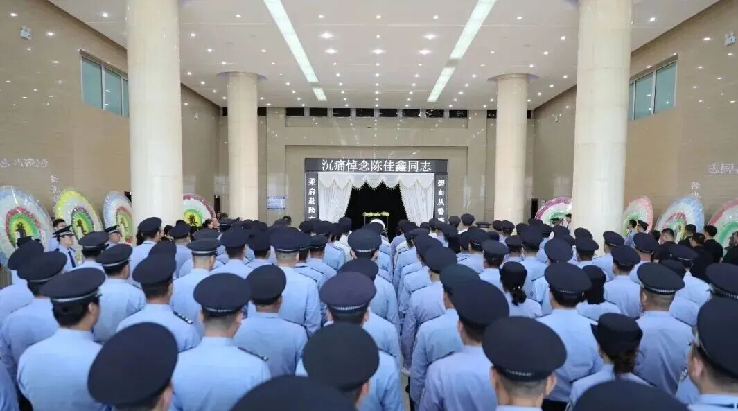 陈佳鑫(1996年出生),在施救欲跳楼群众时不幸牺牲,轻生群众获救 陈佳鑫(1996年出生),在施救欲跳楼群众时不幸牺牲,轻生群众获救