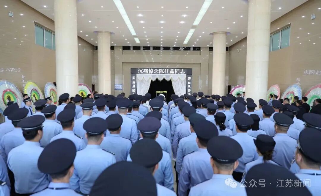 派出所30岁女副所长陈佳鑫,在施救欲跳楼群众时不幸牺牲,轻生群众获救 派出所30岁女副所长陈佳鑫,在施救欲跳楼群众时不幸牺牲,轻生群众获救