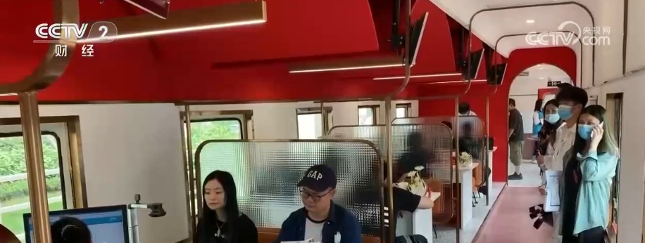 从流动观光旅游专列到城市铁路遗存空间 列车完成业态“换轨”拓宽消费场景 从流动观光旅游专列到城市铁路遗存空间 列车完成业态“换轨”拓宽消费场景