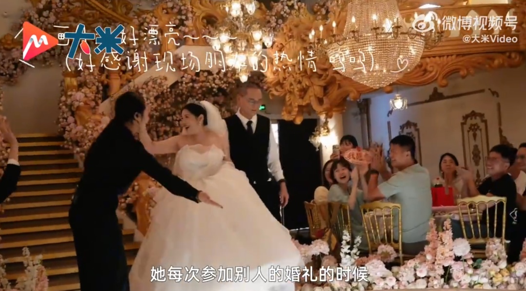 妈妈参加婚礼,突然发现新娘是自己,激动得像个小女孩……网友:幸福感溢出屏幕 妈妈参加婚礼,突然发现新娘是自己,激动得像个小女孩……网友:幸福感溢出屏幕