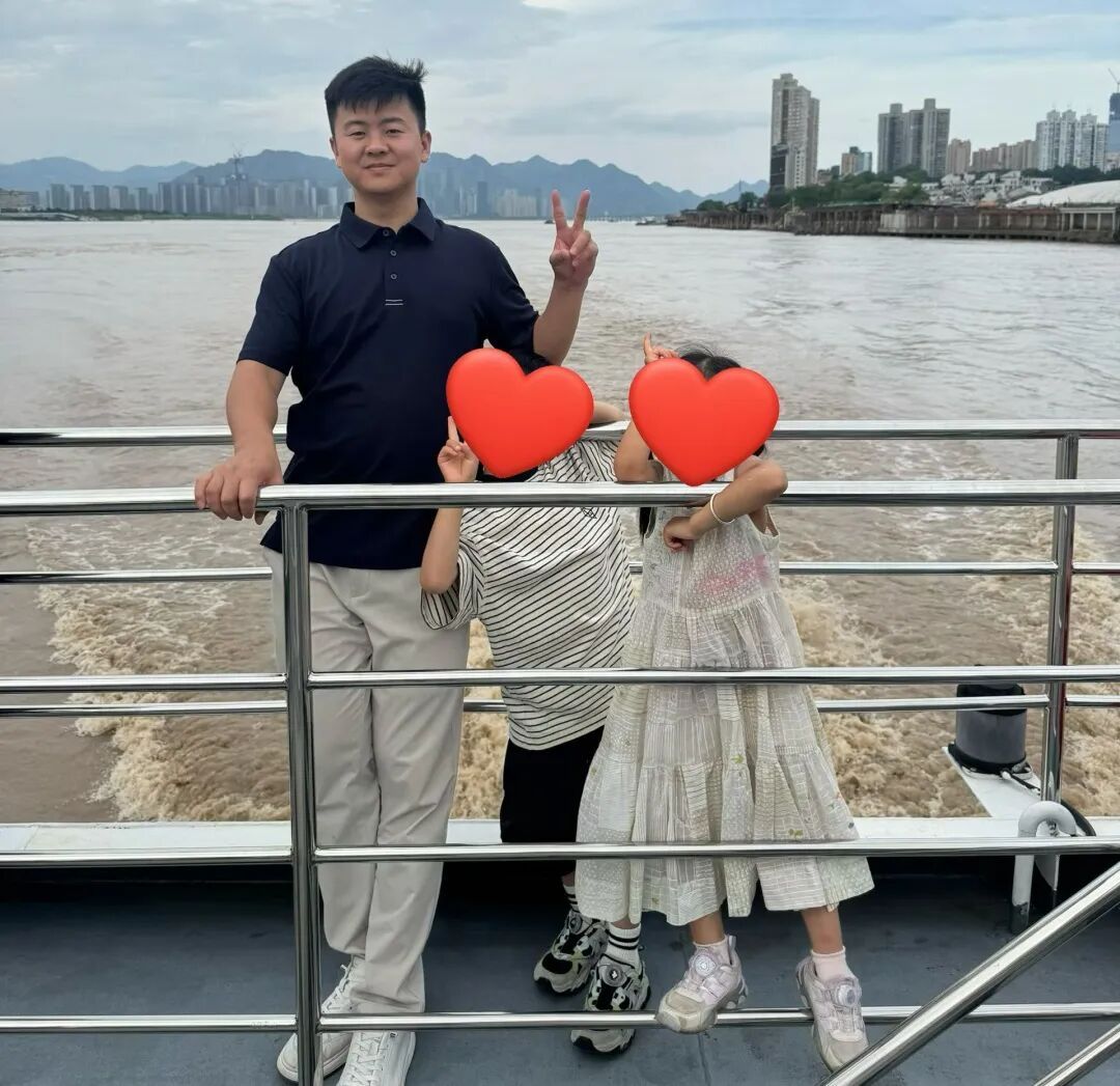 四年前徒手接住坠楼女童的他,又救了一个孩子! 四年前徒手接住坠楼女童的他,又救了一个孩子!