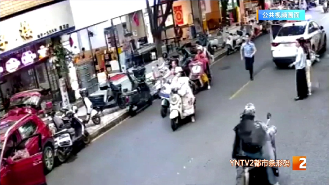 昆明街头惊魂一幕！红色SUV突然溜车，径直冲向警车…