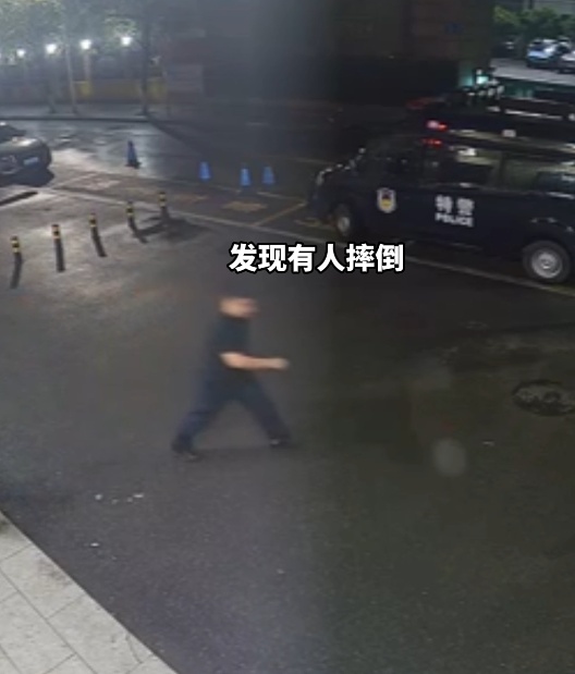 铁骨亦藏柔情!女子雨夜骑车摔倒,民辅警20秒飞奔而至 铁骨亦藏柔情!女子雨夜骑车摔倒,民辅警20秒飞奔而至