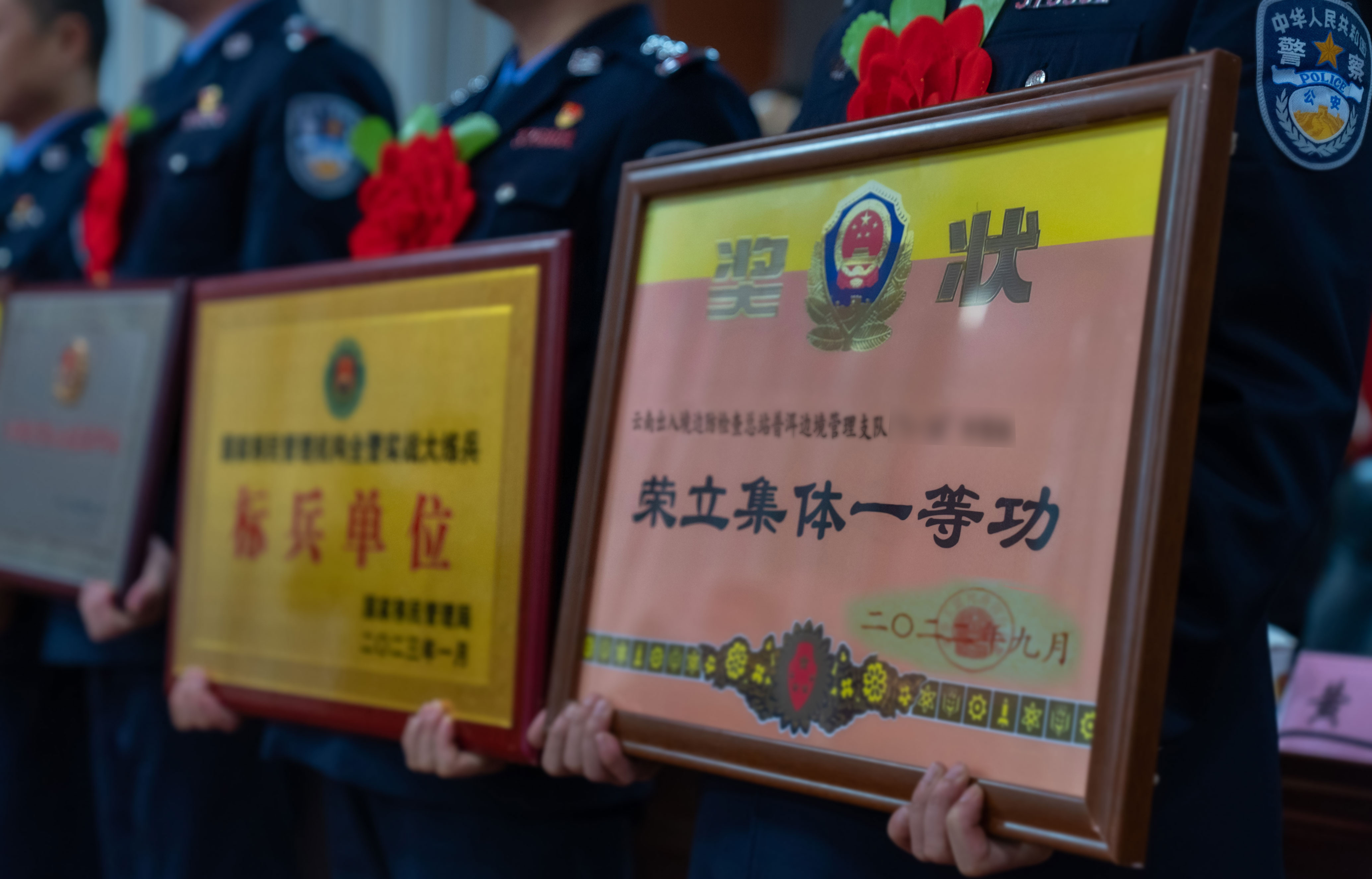 “他给我一块劳力士，让我不要抓他……”