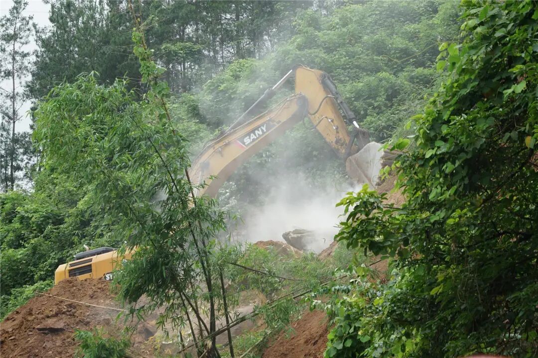 受强降雨影响，重庆云阳发生一处山体垮塌，导致国道G348道路中断！预计恢复时间来了