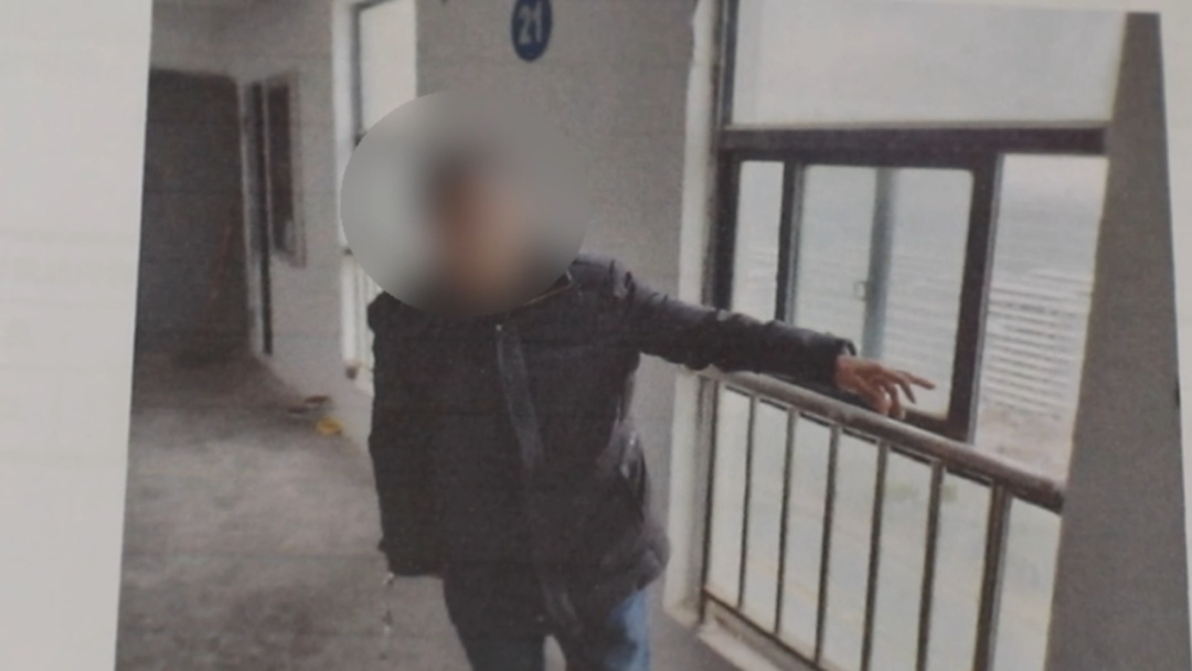 为图省事他竟从21楼直接扔下玻璃茶几，没砸到人也犯法了！