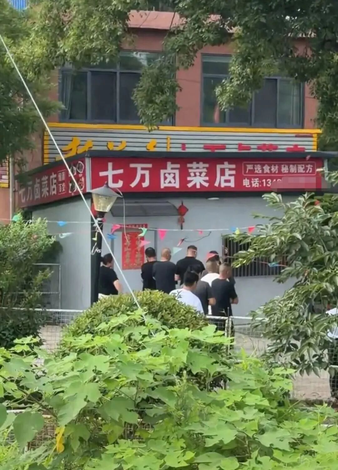 不准问价的网红卤菜店，食材竟放地上遭狗啃，当地通报：情况属实，停业整改