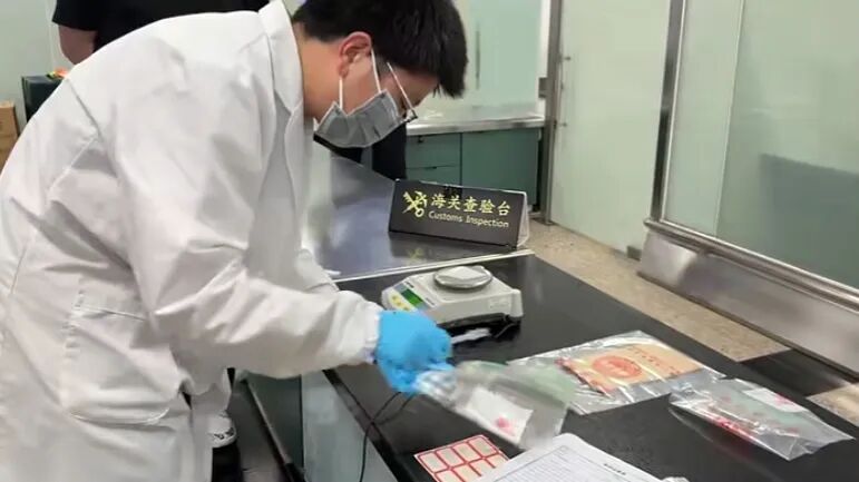 厦门机场一旅客当场被查！