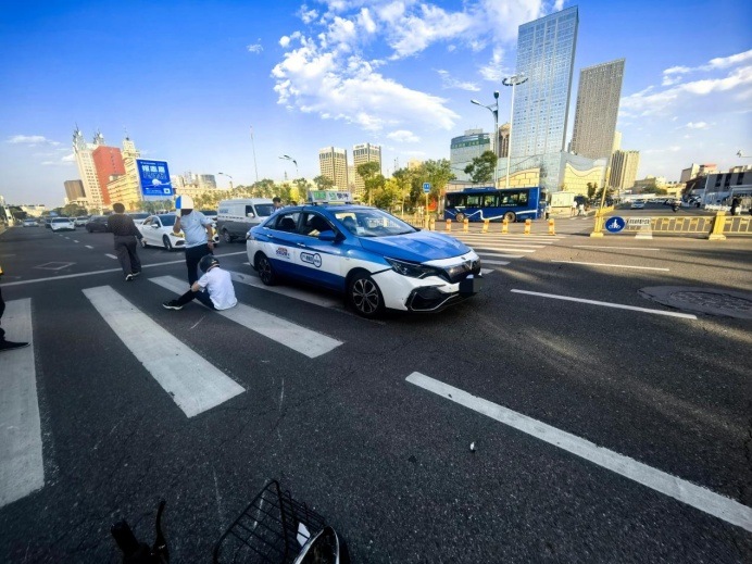 危急时刻！呼和浩特街头，十余人合力抬起一辆出租车……