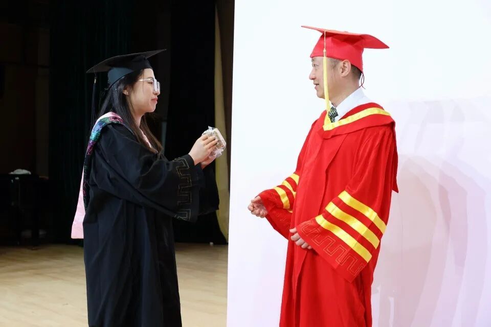 女生在武汉毕业，贵州父母跨越千里赶来，学校免费承担往返车票、住宿