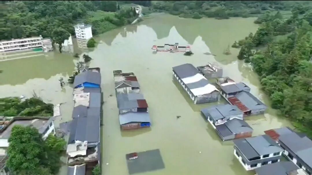 贵州荔波县遭短时极端降雨，村民：洪水淹至3楼4天未退，家具、电器、衣物全部泡水损毁