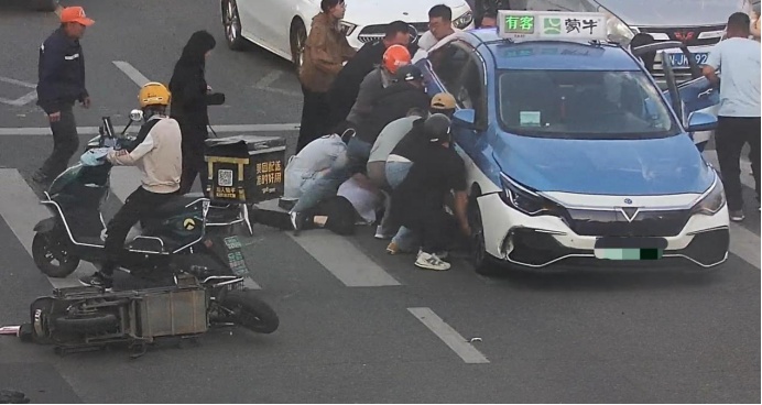 危急时刻！呼和浩特街头，十余人合力抬起一辆出租车……