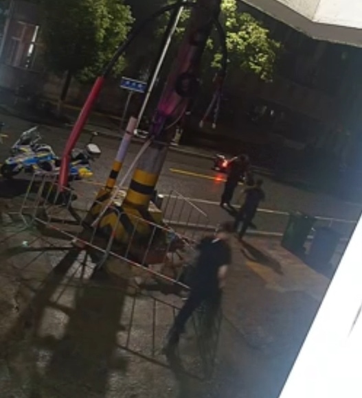 铁骨亦藏柔情!女子雨夜骑车摔倒,民辅警20秒飞奔而至 铁骨亦藏柔情!女子雨夜骑车摔倒,民辅警20秒飞奔而至