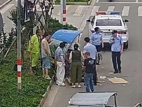 执勤途中，这位民警“顺手”救了个人！