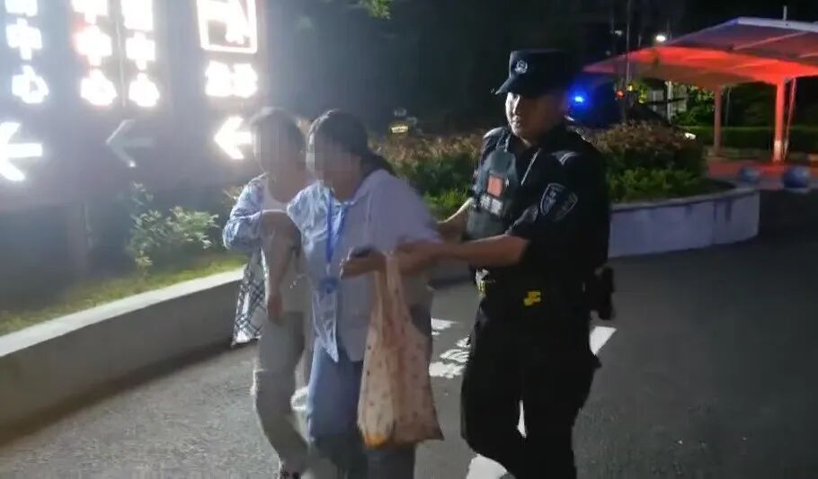 铁骨亦藏柔情!女子雨夜骑车摔倒,民辅警20秒飞奔而至 铁骨亦藏柔情!女子雨夜骑车摔倒,民辅警20秒飞奔而至