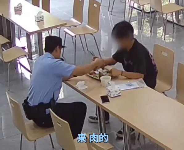 “叔叔，能借我10块钱吗？”一个求助，牵出全所民警的“秘密”与默契