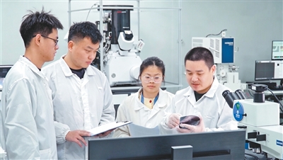 潜心研究“啃硬骨头”,他带领团队攻坚AI芯片散热 潜心研究“啃硬骨头”,他带领团队攻坚AI芯片散热