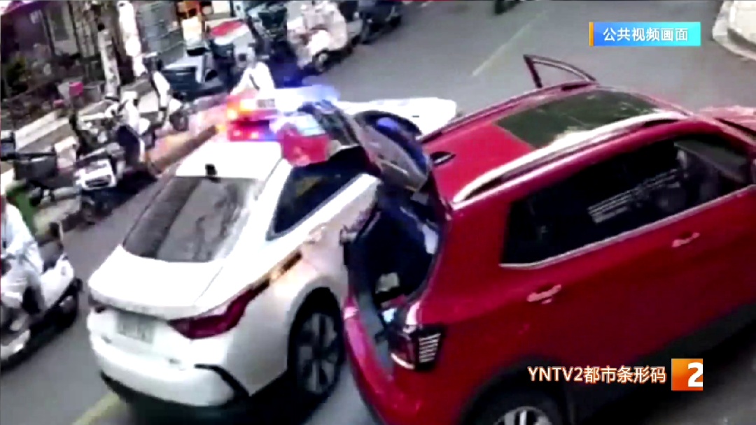 昆明街头惊魂一幕！红色SUV突然溜车，径直冲向警车…