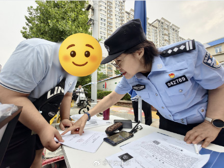 考生身份证考前丢失 民警一分钟办妥临时证明 考生身份证考前丢失 民警一分钟办妥临时证明