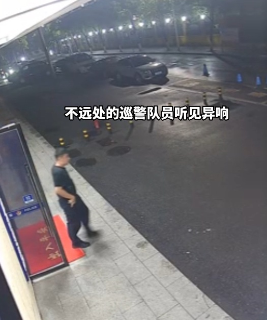 铁骨亦藏柔情!女子雨夜骑车摔倒,民辅警20秒飞奔而至 铁骨亦藏柔情!女子雨夜骑车摔倒,民辅警20秒飞奔而至