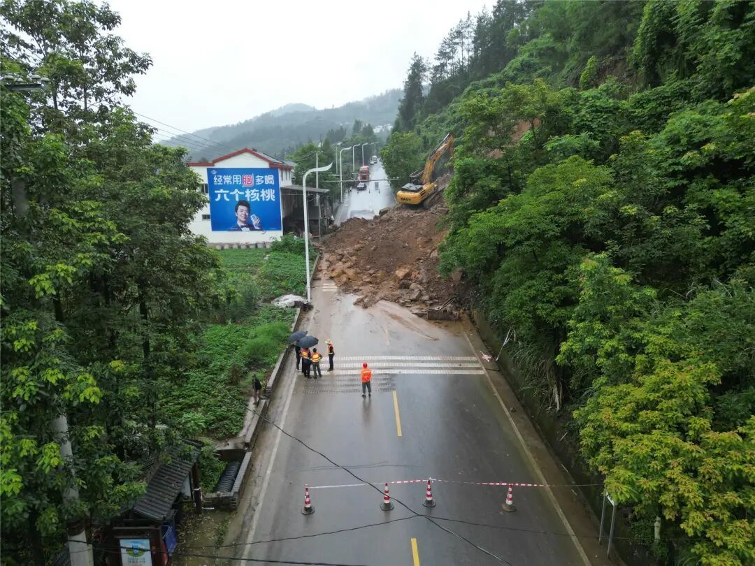 受强降雨影响，重庆云阳发生一处山体垮塌，导致国道G348道路中断！预计恢复时间来了