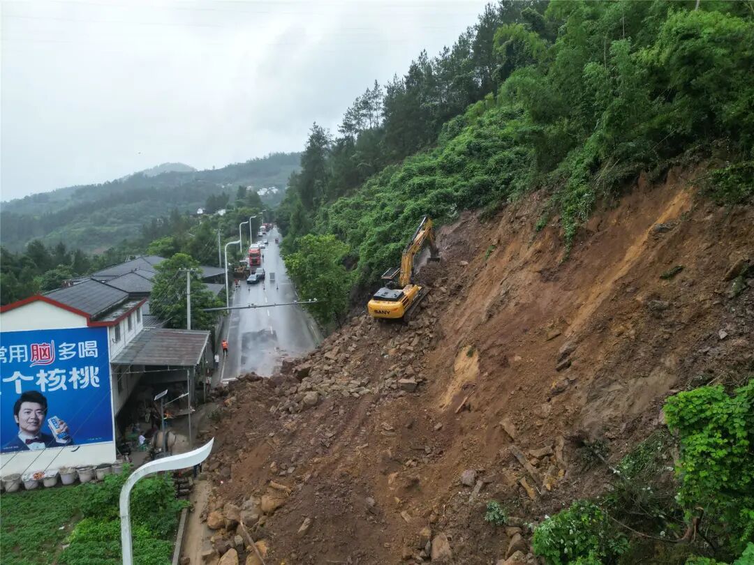 受强降雨影响，重庆云阳发生一处山体垮塌，导致国道G348道路中断！预计恢复时间来了