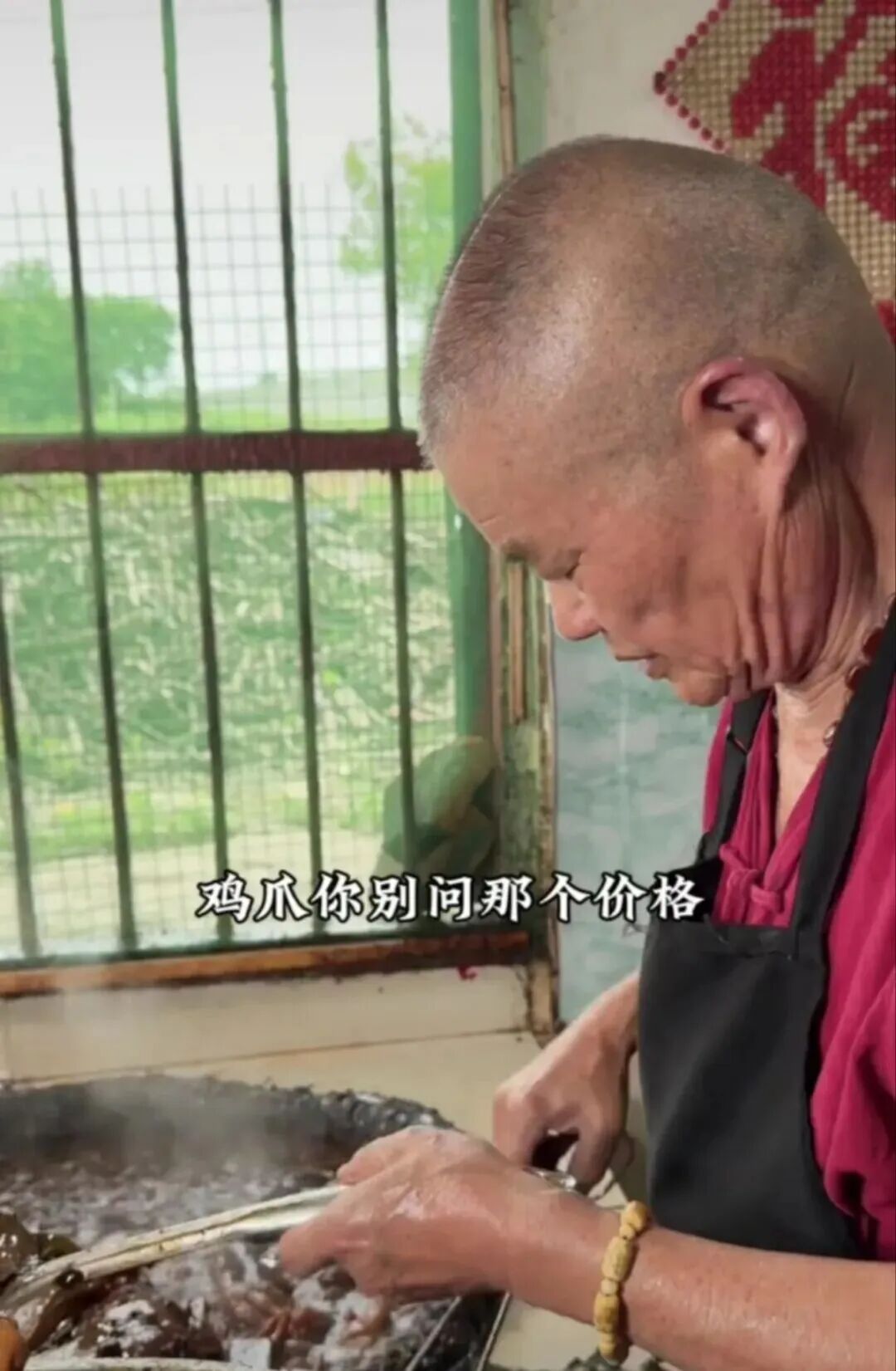 不准问价的网红卤菜店，食材竟放地上遭狗啃，当地通报：情况属实，停业整改