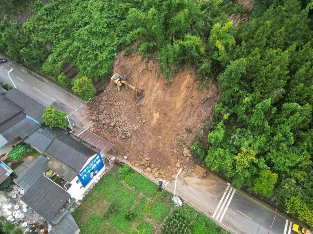 受强降雨影响，重庆云阳发生一处山体垮塌，导致国道G348道路中断！预计恢复时间来了