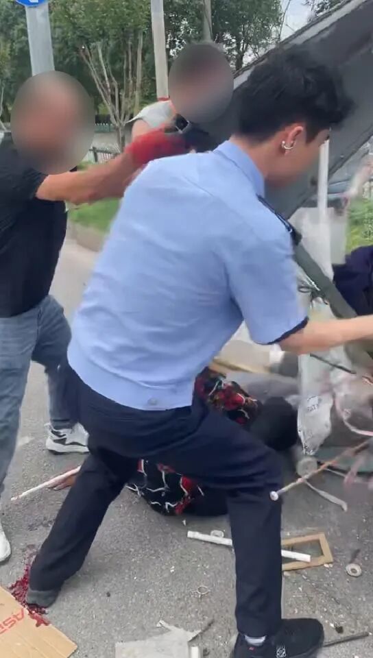 执勤途中，这位民警“顺手”救了个人！