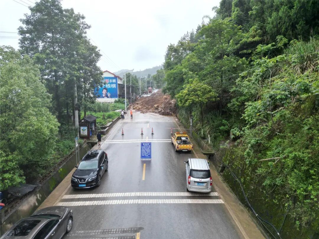 受强降雨影响，重庆云阳发生一处山体垮塌，导致国道G348道路中断！预计恢复时间来了