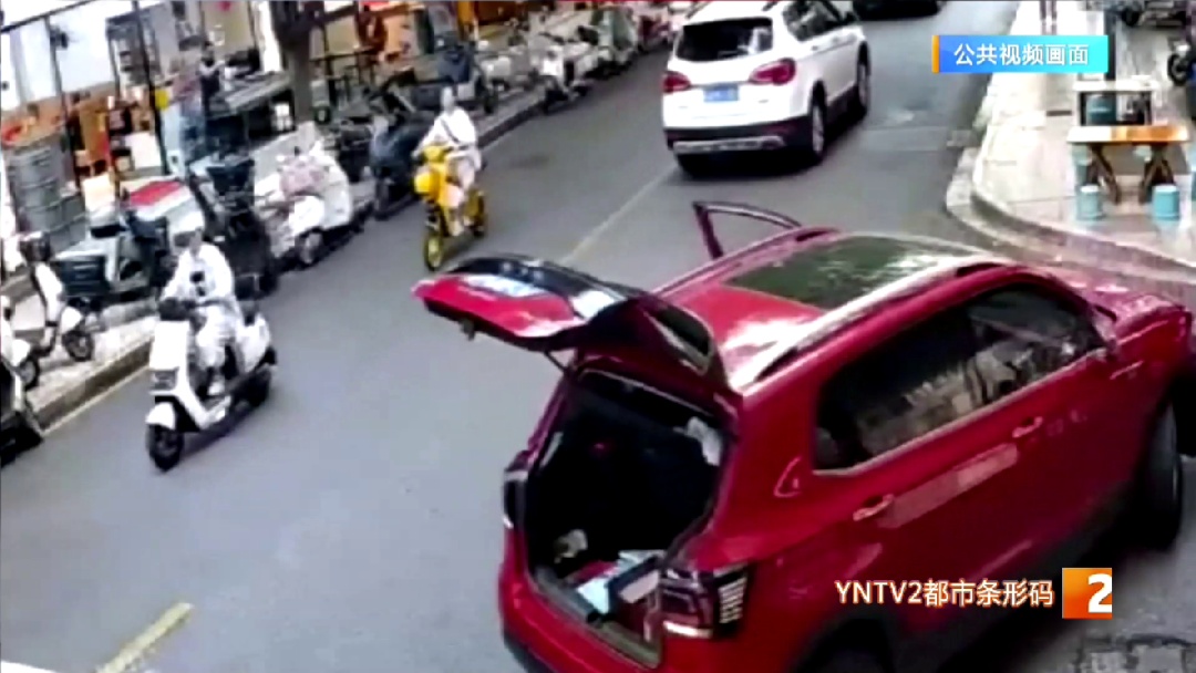 昆明街头惊魂一幕！红色SUV突然溜车，径直冲向警车…