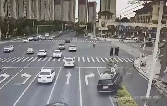 妈妈带2个孩子等红灯被撞致1死2伤!杨某某(女,36岁)被刑拘,官方连续通报 妈妈带2个孩子等红灯被撞致1死2伤!杨某某(女,36岁)被刑拘,官方连续通报