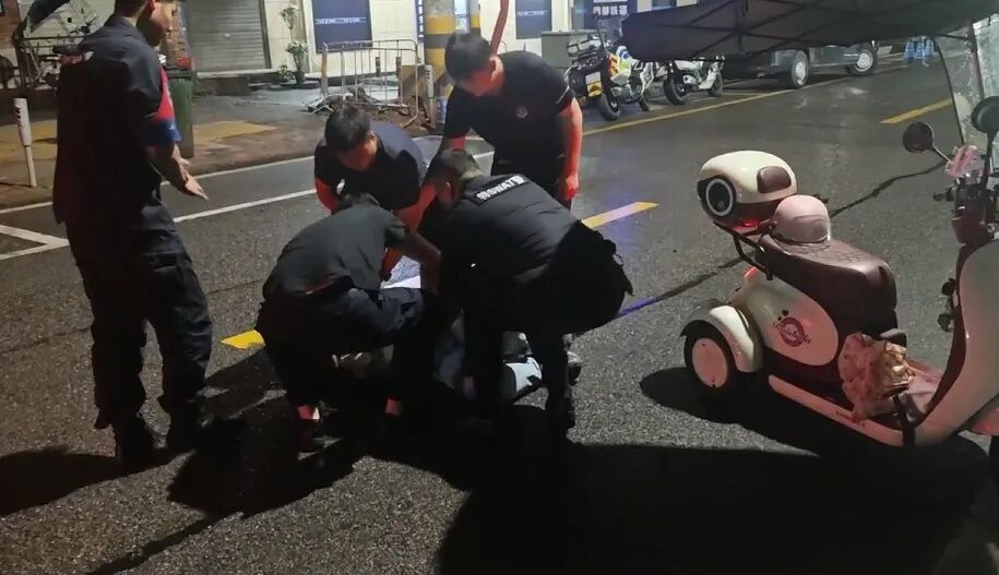 铁骨亦藏柔情!女子雨夜骑车摔倒,民辅警20秒飞奔而至 铁骨亦藏柔情!女子雨夜骑车摔倒,民辅警20秒飞奔而至