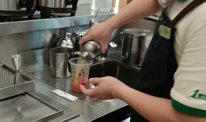 知名奶茶门店被曝使用隔夜过期食材、环境脏乱！官方致歉