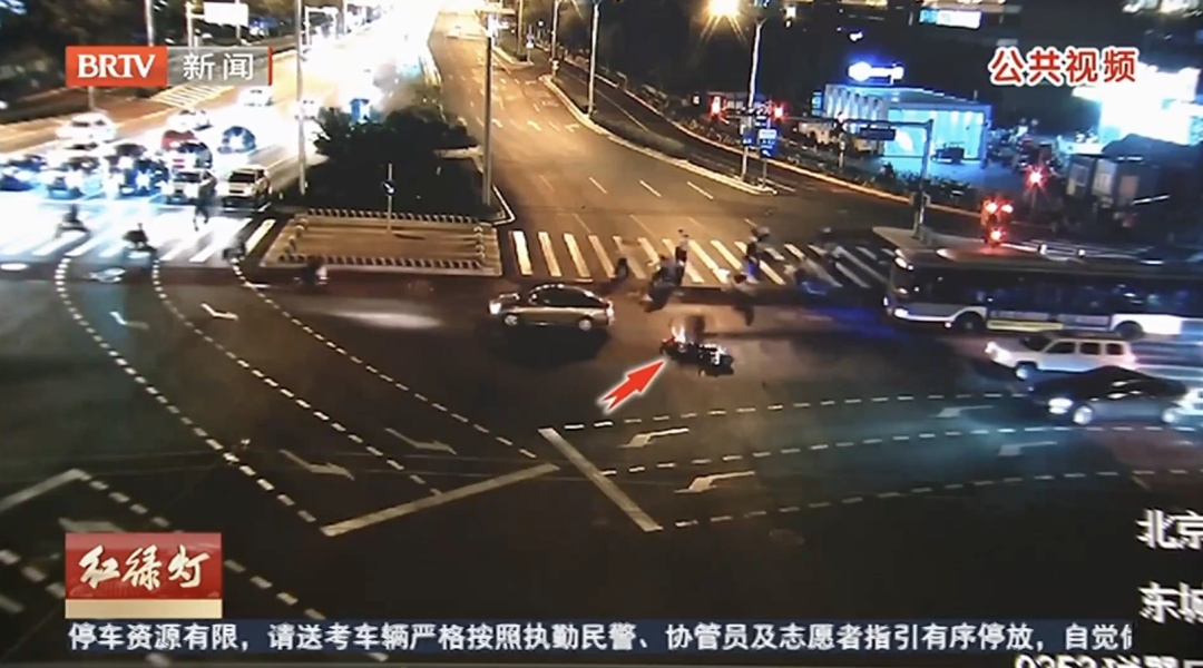 “就差一两秒”不是借口！看了这些真实事故画面，劝你别拿命赌！