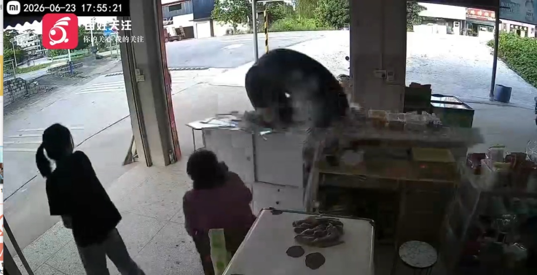 脱落轮胎突然“飞”进店铺，险些砸中两人！柜台瞬间散架玻璃飞溅