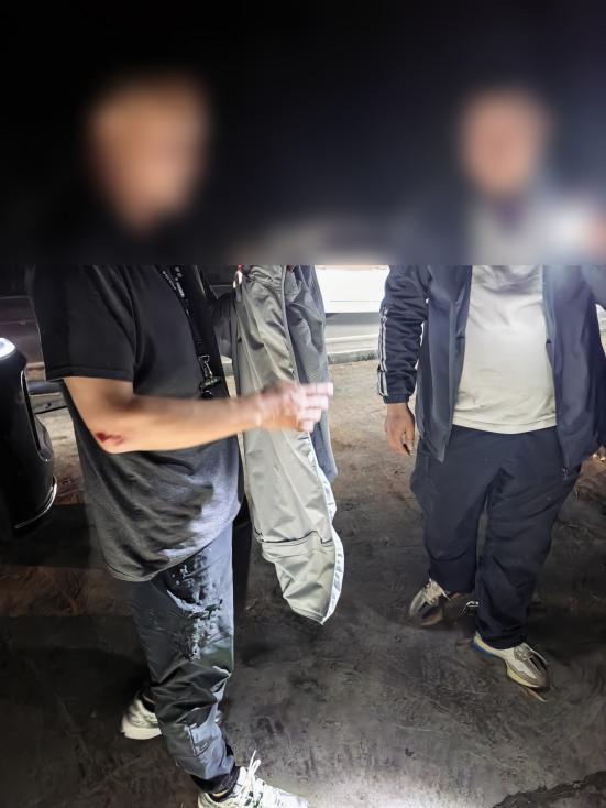 “他给我一块劳力士，让我不要抓他……”