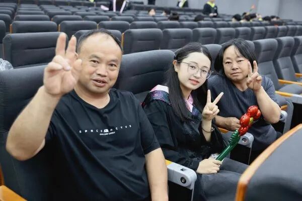 女生在武汉毕业，贵州父母跨越千里赶来，学校免费承担往返车票、住宿