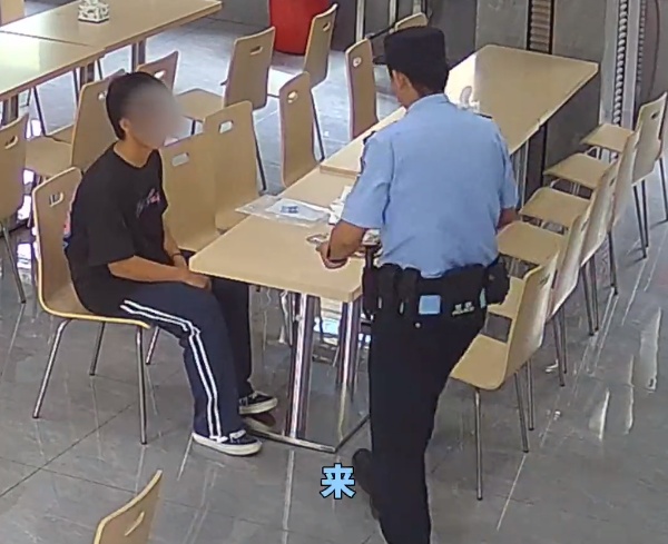 “叔叔，能借我10块钱吗？”一个求助，牵出全所民警的“秘密”与默契
