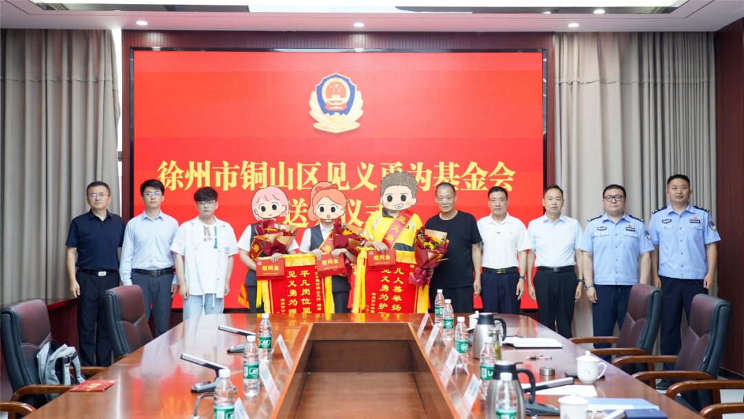 “看到警察抓人，我就顺手帮个忙”