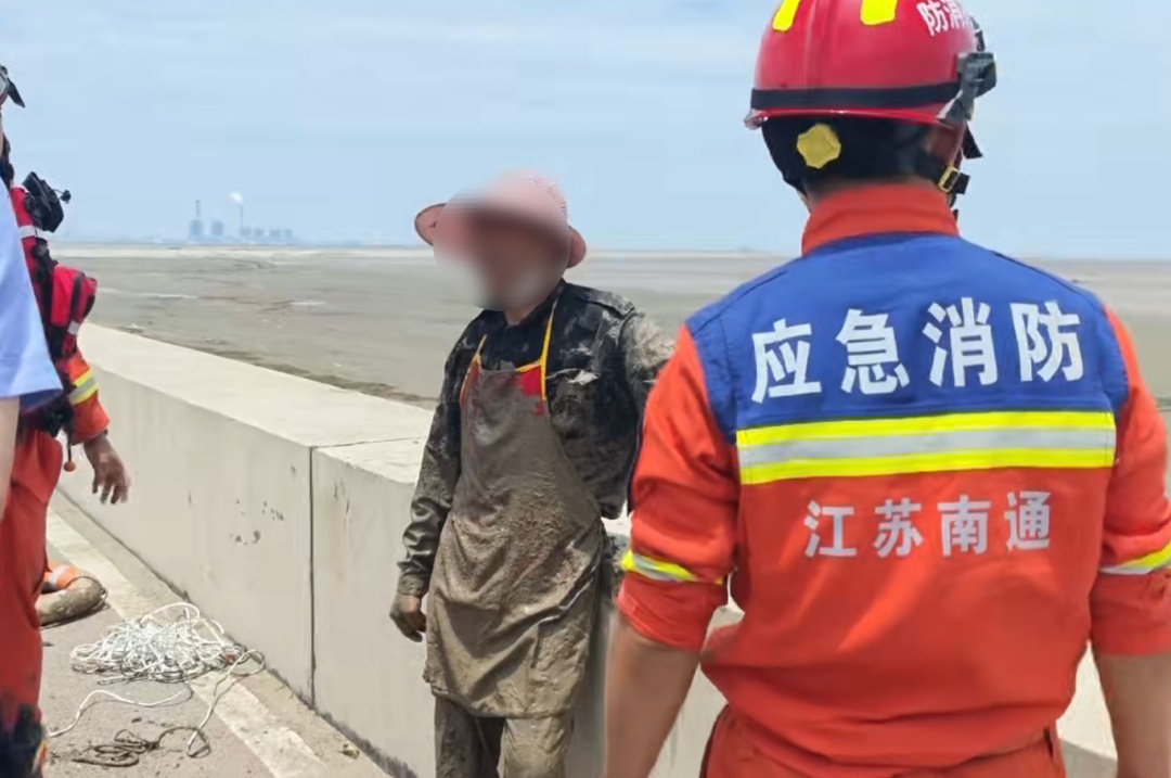 号称“天下第一鲜”的它，竟让男子冒着大半身子被“吞”的风险也要去捡……消防提示
