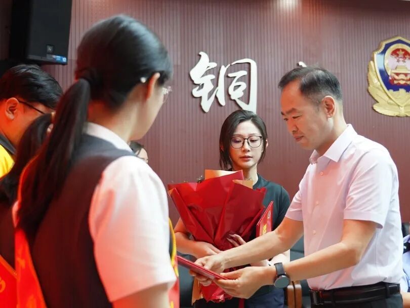 “看到警察抓人，我就顺手帮个忙”