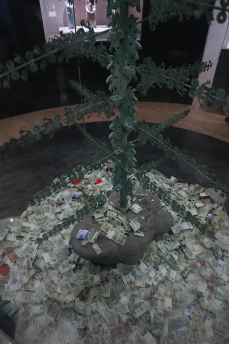 峨眉山博物馆一青铜“摇钱树”展柜屡被游客抠开缝隙扔钱，馆方：已封堵多次
