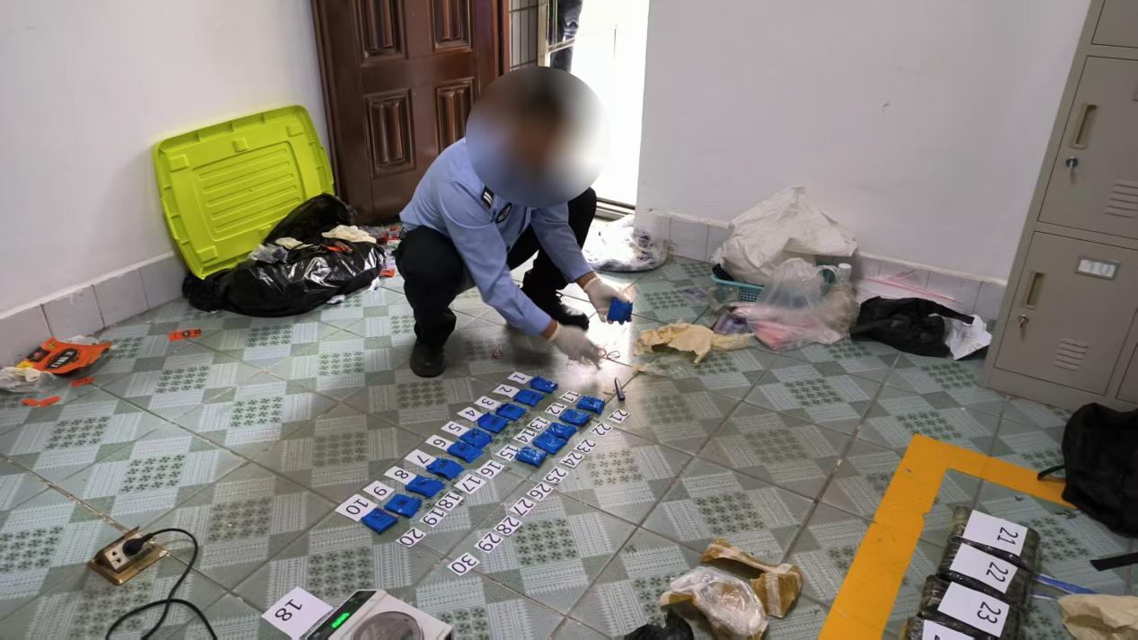 “爸爸头发短了，就演不了坏人了”