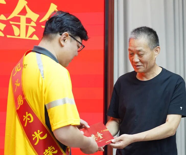 “看到警察抓人，我就顺手帮个忙”