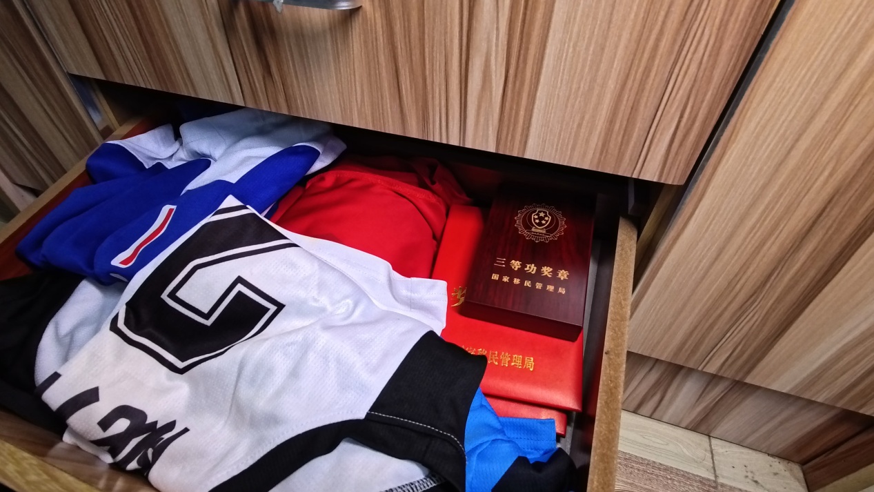 “爸爸头发短了，就演不了坏人了”