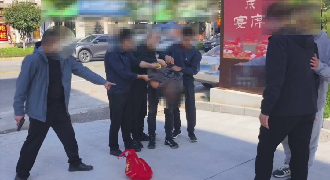 毒贩驾车疯狂逃窜，陕西警方开车撞停！民警4根肋骨骨折仍坚持抓捕，当场缴毒近3公斤